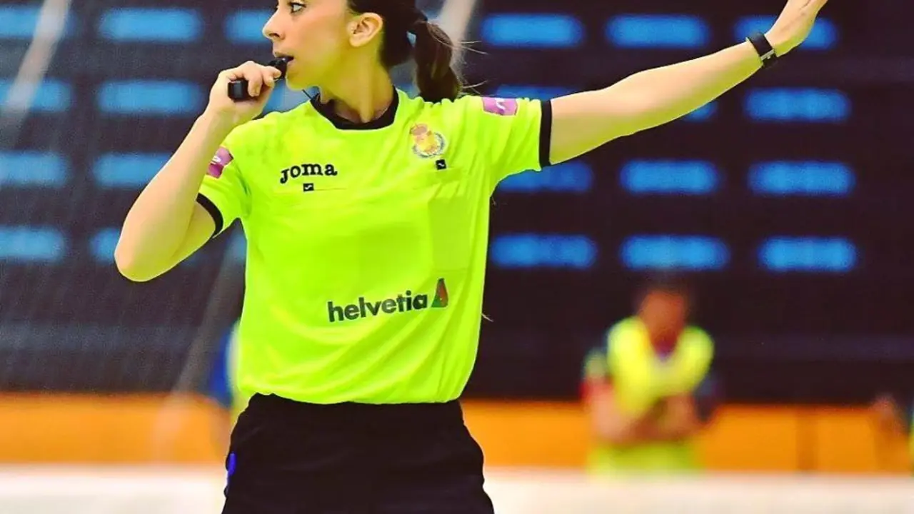Lorena Grac&iacute;a arbitrando un encuentro. Imagen: RPM Radio. 
