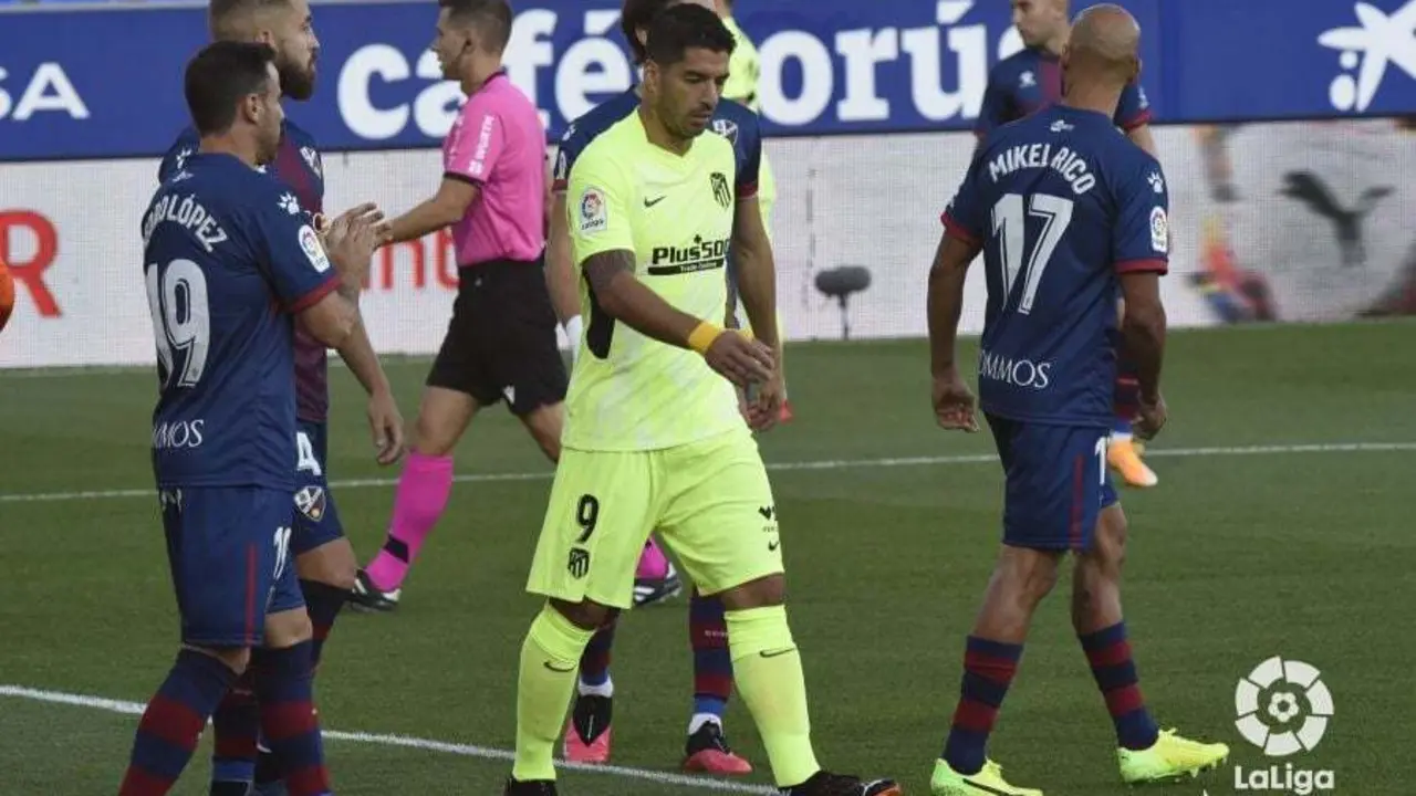 Su&aacute;rez fue cambiado en El Alcoraz por Diego Costa en el Huesca - Atl&eacute;tico de Madrid. Foto: LFP