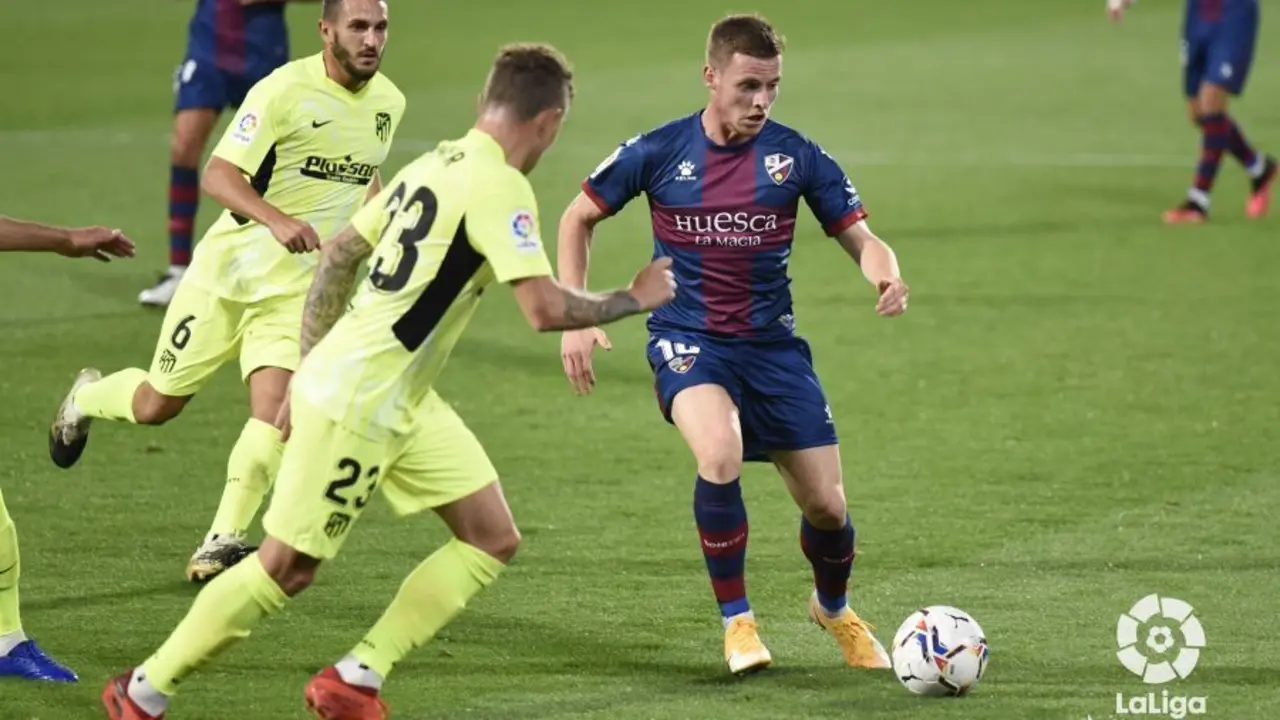 Sergio G&oacute;mez conduce el bal&oacute;n en un partido contra el Atl&eacute;tico de Madrid. Foto: LFP