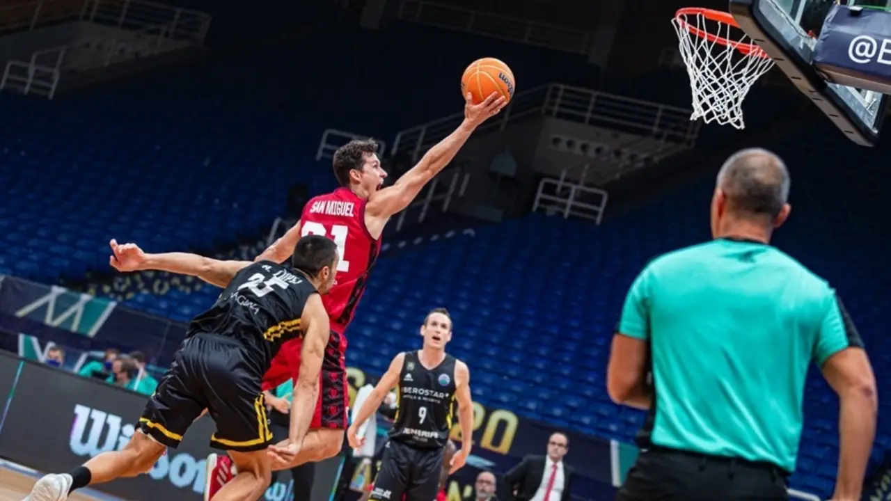 Rodrigo San Miguel deja una bandeja al aro. Foto: FIBA
