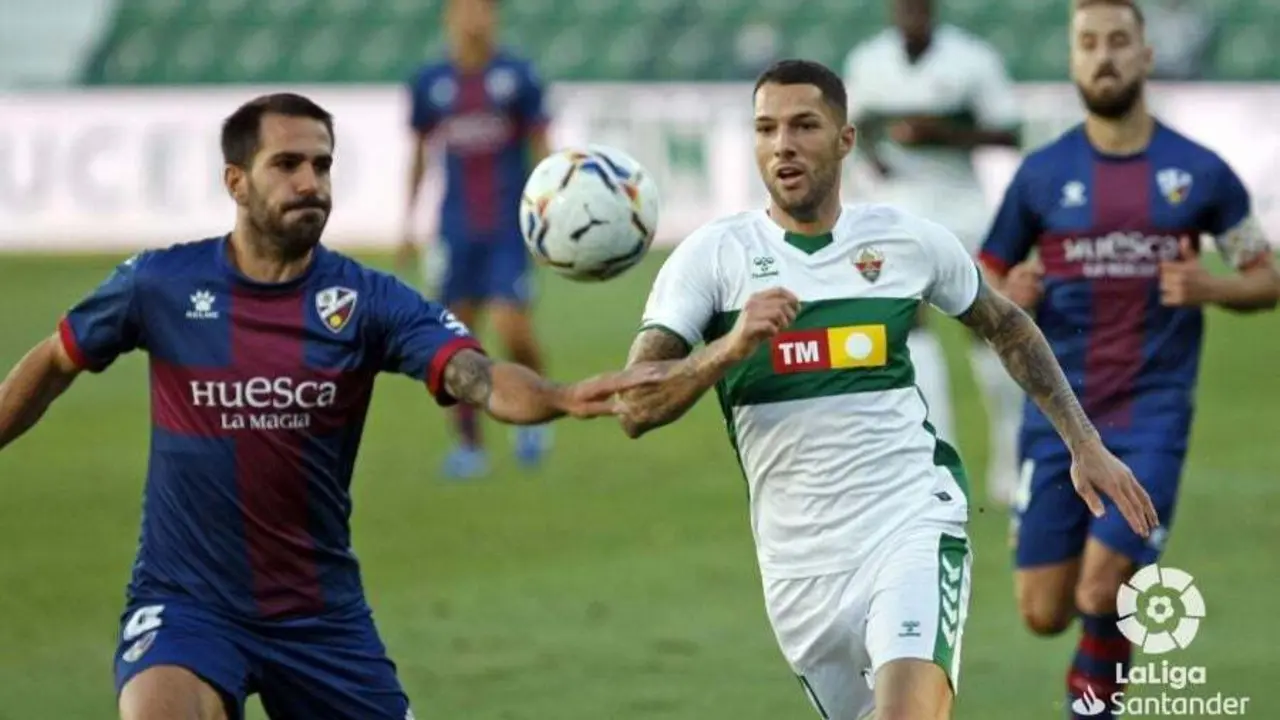 Insua con Pulido, al fondo de la imagen, en el Elche - SD Huesca. Foto: LFP