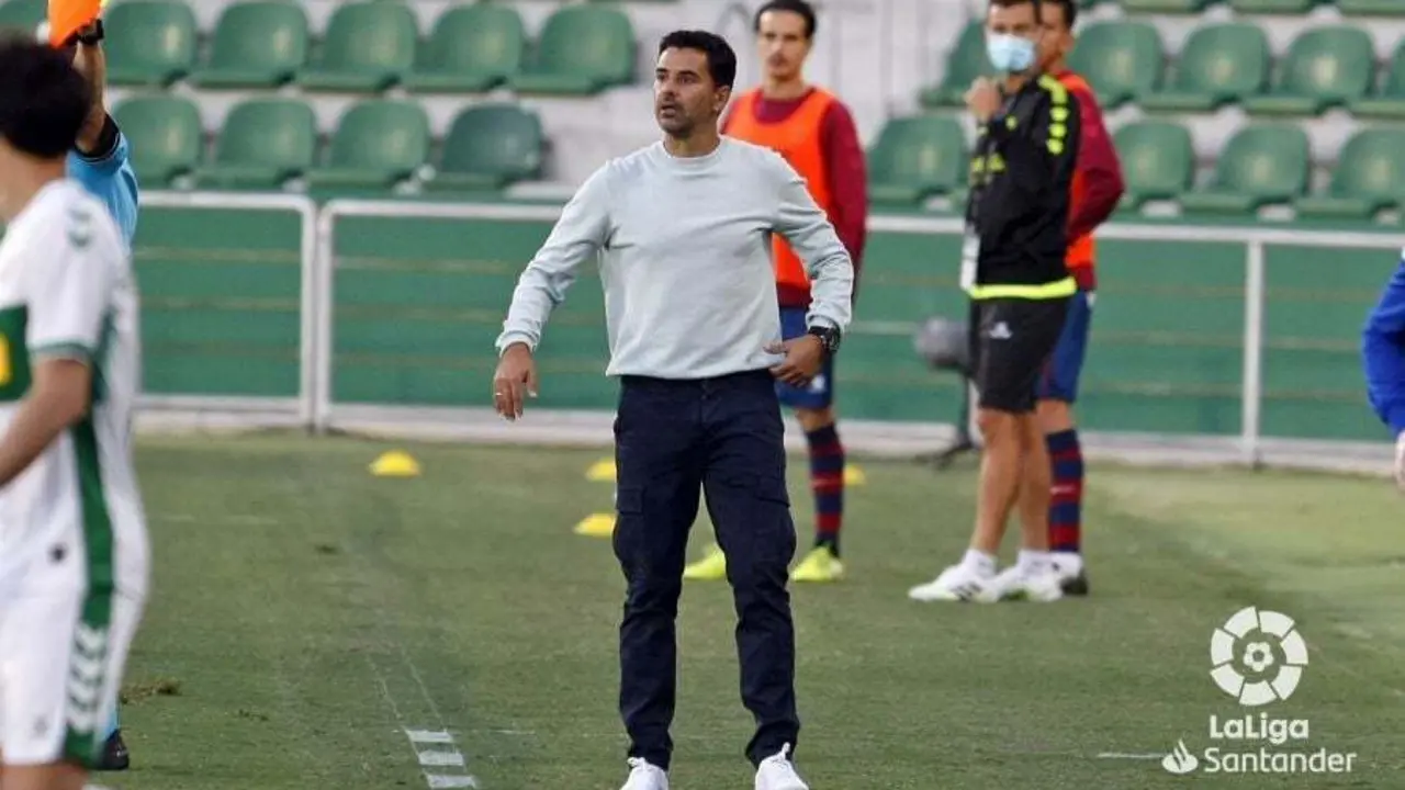M&iacute;chel contra el Elche observa atento a sus jugadores. Foto: LFP