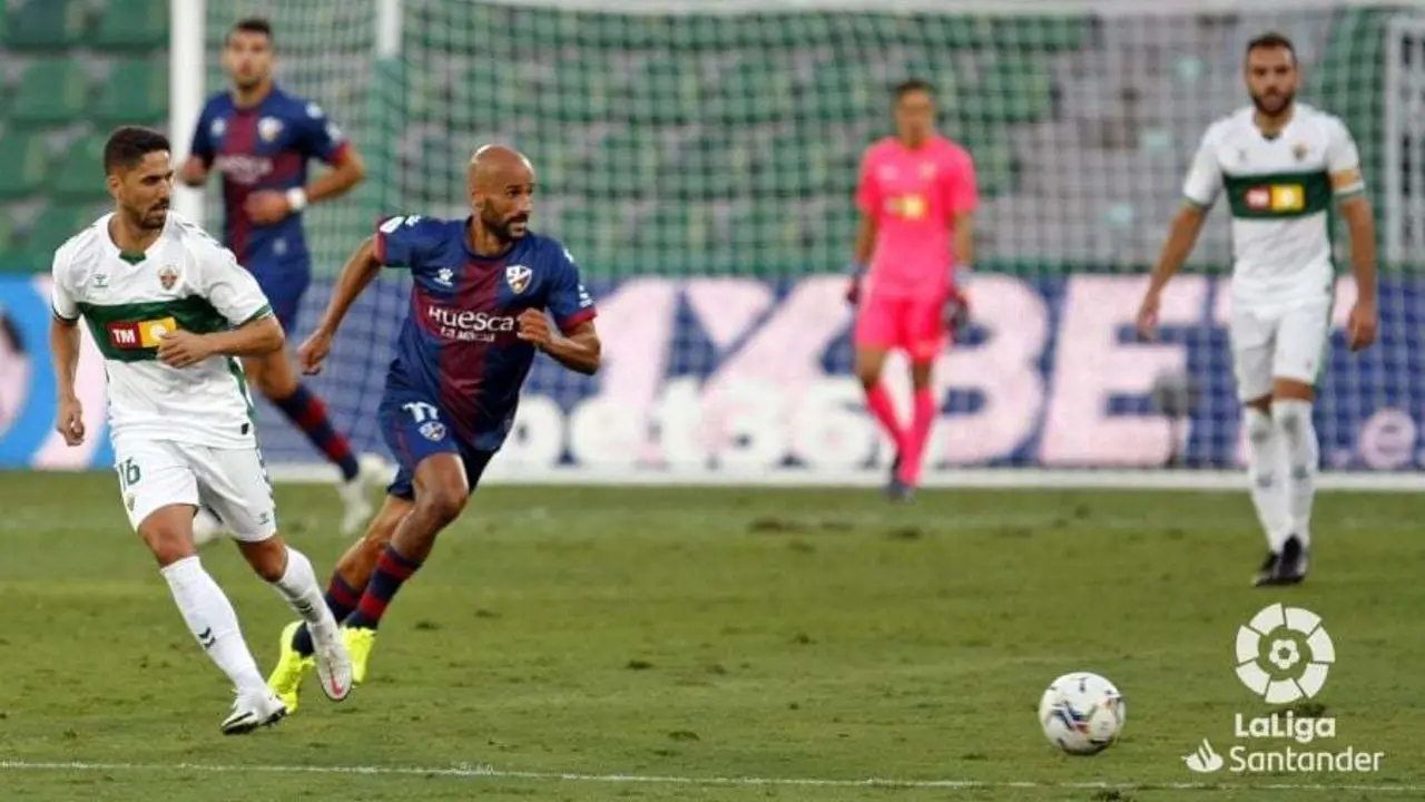 Mikel Rico persigue un bal&oacute;n en el partido ante el Elche. | Foto: LaLiga