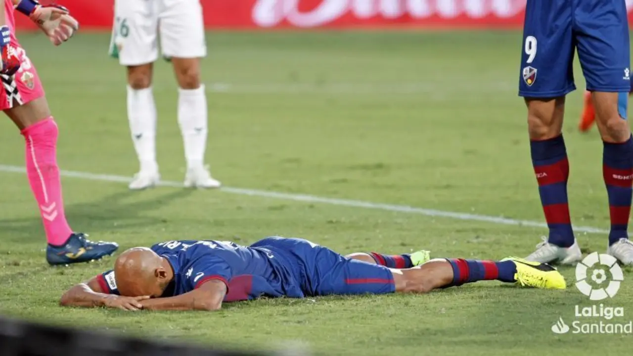 Rico se lamenta en el suelo de la clara ocasi&oacute;n de gol que tuvo en el Elche - SD Huesca. | Foto: LaLiga