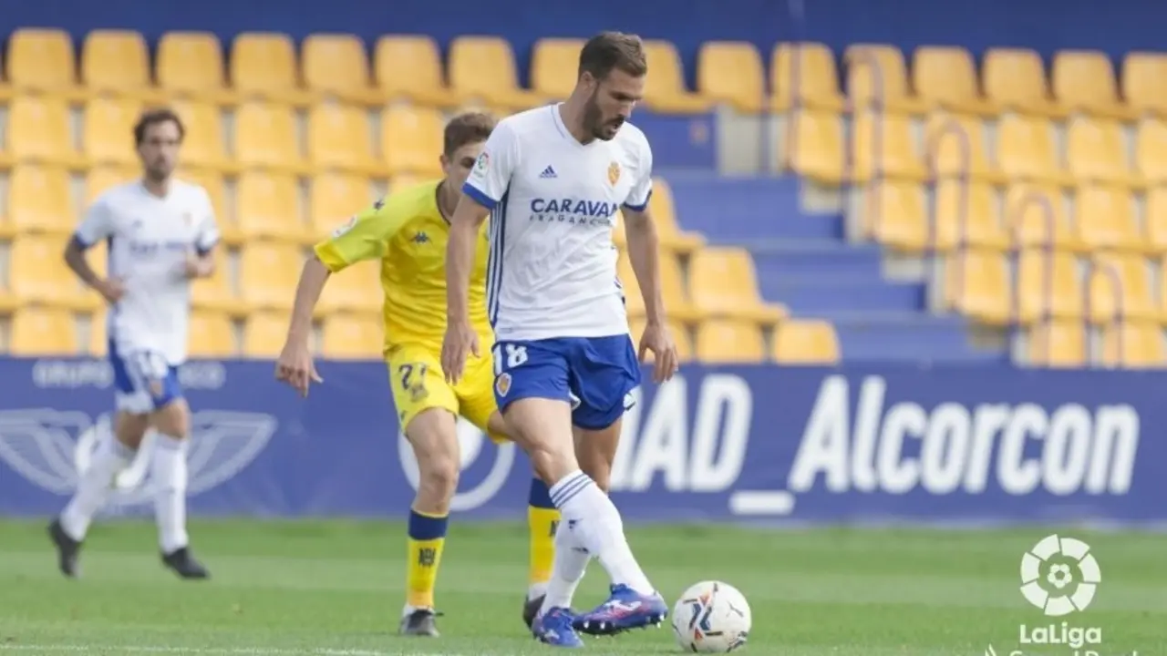 "Pichu" Atienza controla un bal&oacute;n ante la AD Alcorc&oacute;n. Foto: LaLiga SmartBank