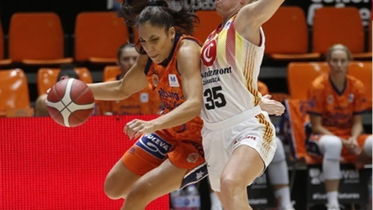 Julie Vanloo junto peleando un bal&oacute;n con Cristina Ouvi&ntilde;a en Valencia. Foto: FEB