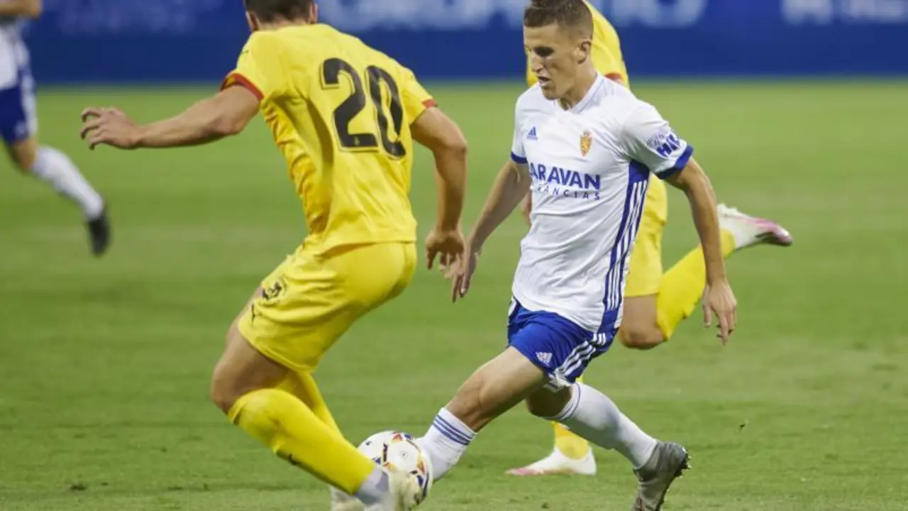 Carlos Nieto se suma a una jugada de ataque en el partido de pretemporada ante el Girona FC. Foto: Tino Gil / Real Zaragoza