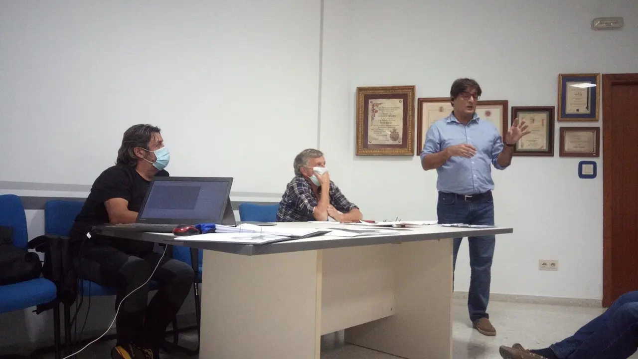 Bernat Clarella dando a conocer su candidatura ante representantes de clubes en pe&ntilde;a Guara. Foto: Pe&ntilde;a Guara