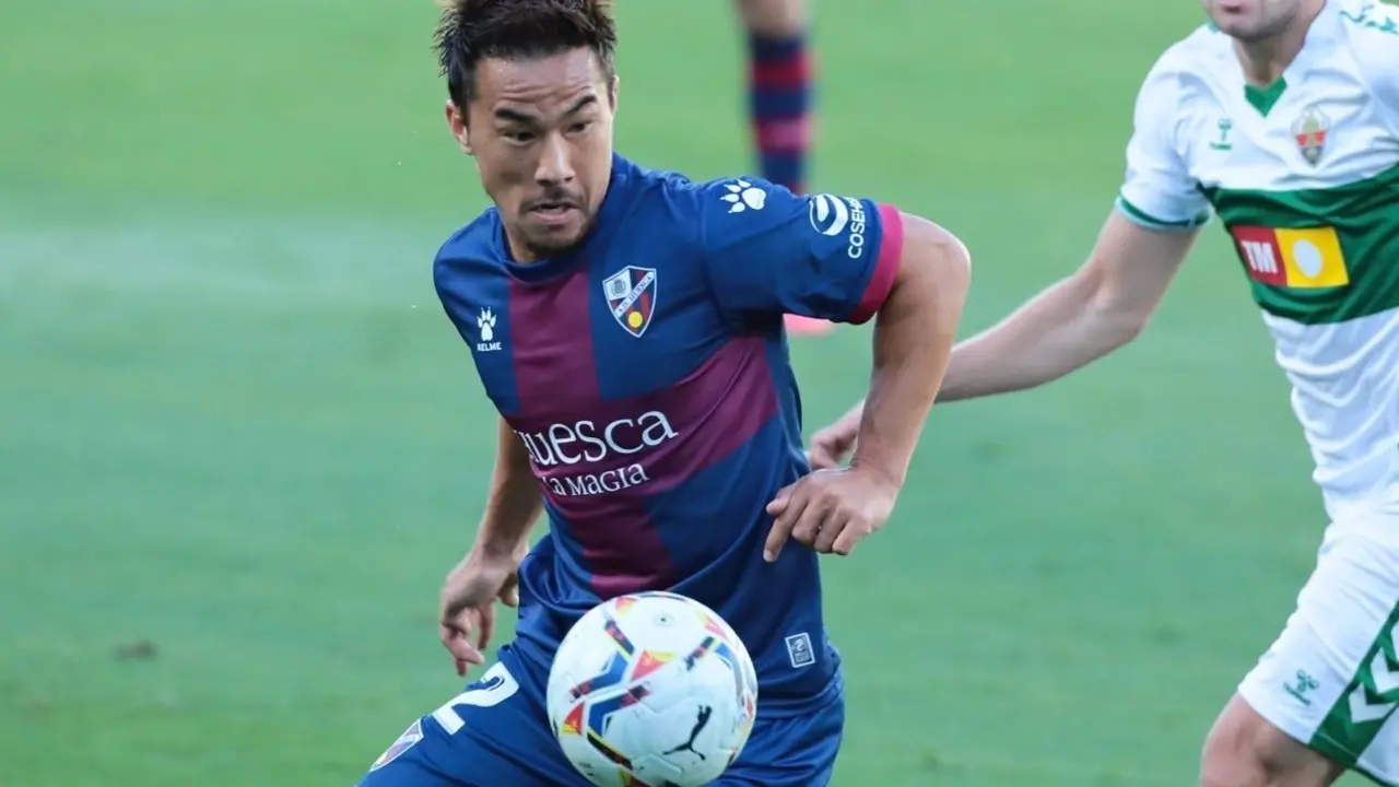 Okazaki contra el Elche en su &uacute;ltimo encuentro. | Foto: SD Huesca
