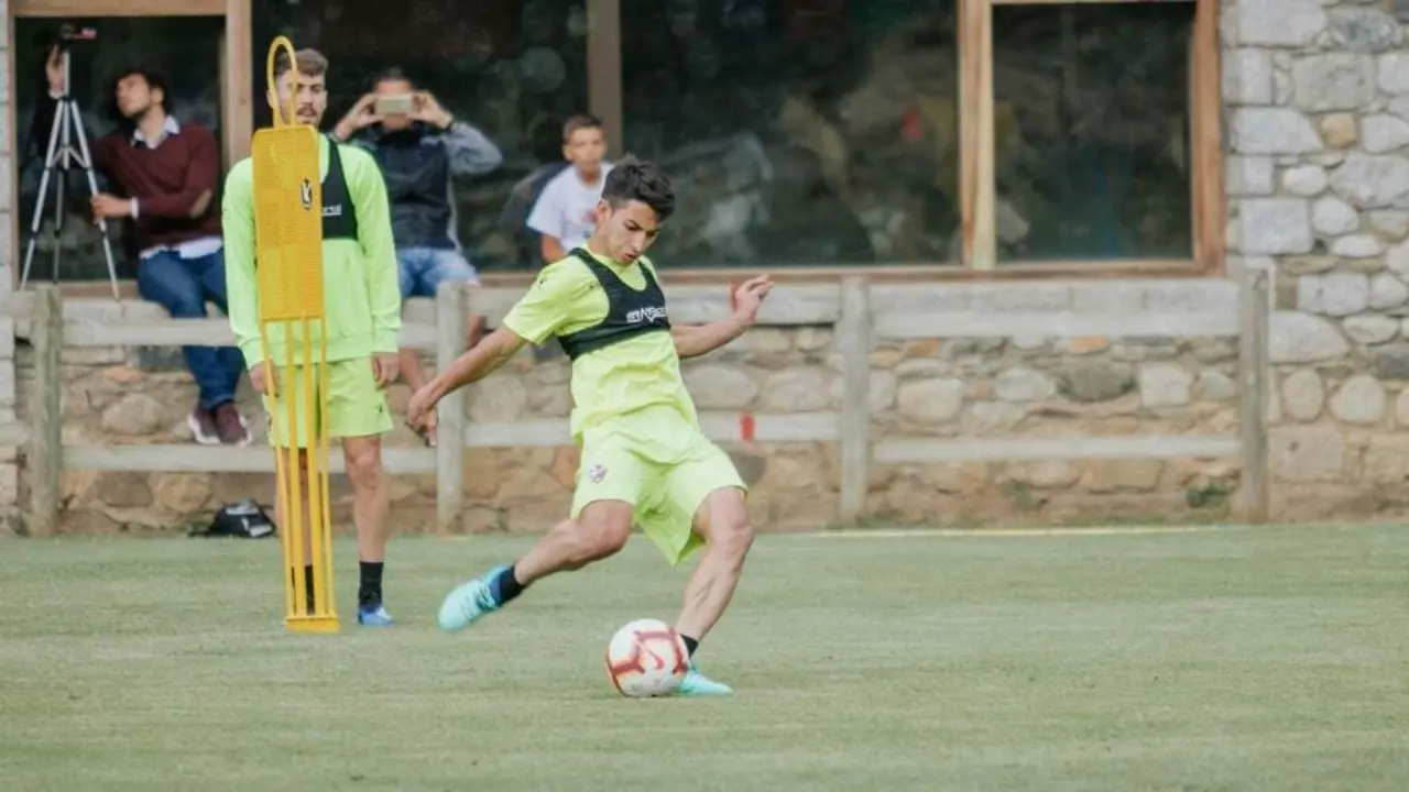 Jonathan Toro entrenando con el primer equipo. | Foto: SD Huesca