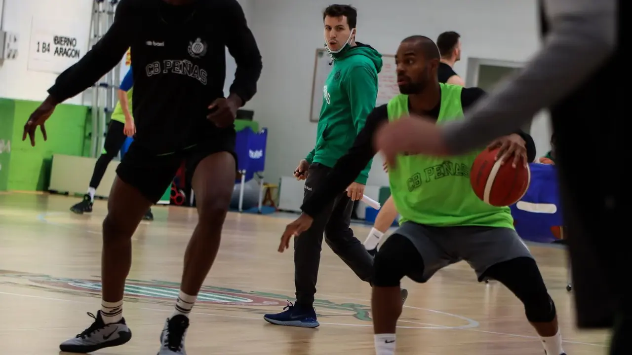 Cubill&aacute;n, con el bal&oacute;n en el Pe&ntilde;as Center y Omogbo a su derecha. Foto: CB Pe&ntilde;as