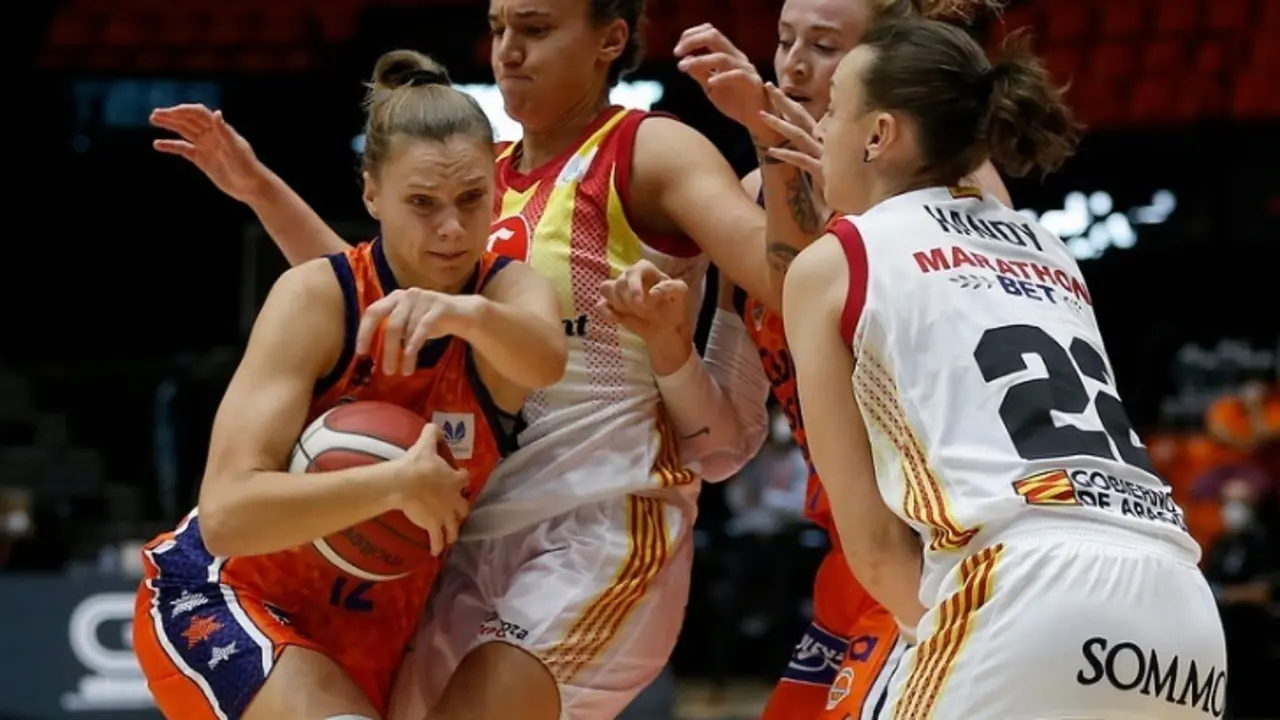 Laura Nicholls y Chantelle Handy en el partido en Valencia. Foto: Valencia BC