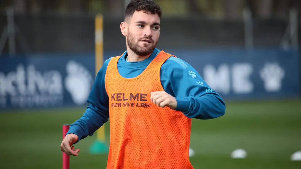 Javi Gal&aacute;n comparec&iacute;a ante los medios tras el entreno de esta ma&ntilde;ana. Foto: SD Huesca