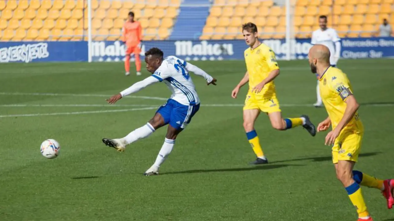 El canterano Jannick Buyla form&oacute; parte del once titular del Real Zaragoza en Santo Domingo. Foto: Real Zaragoza