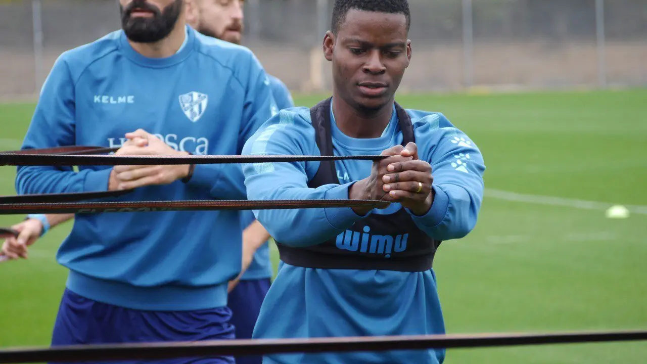 Idrissa Doumbia ejercit&aacute;ndose en su primer entrenamiento. Foto: SD Huesca.