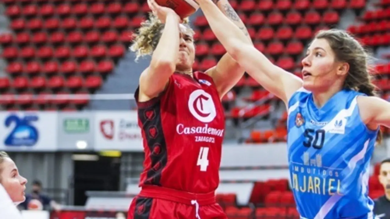 Laura Nicholls lanza a canasta. Foto: Casademont Zaragoza