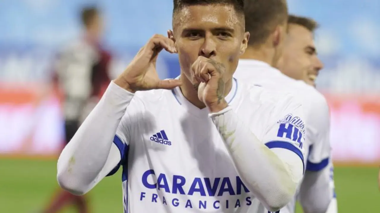 Juanjo Narv&aacute;ez celebra su primer gol como zaragocista en La Romareda. Foto: Real Zaragoza