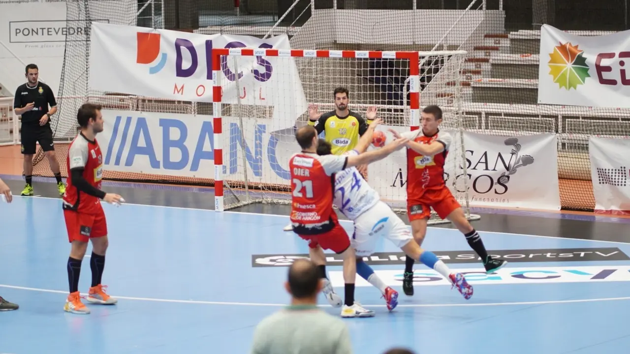 El &uacute;ltimo partido de competici&oacute;n del Bada Huesca fue contra el Cisne, en la imagen. Foto: Fernando Lago
