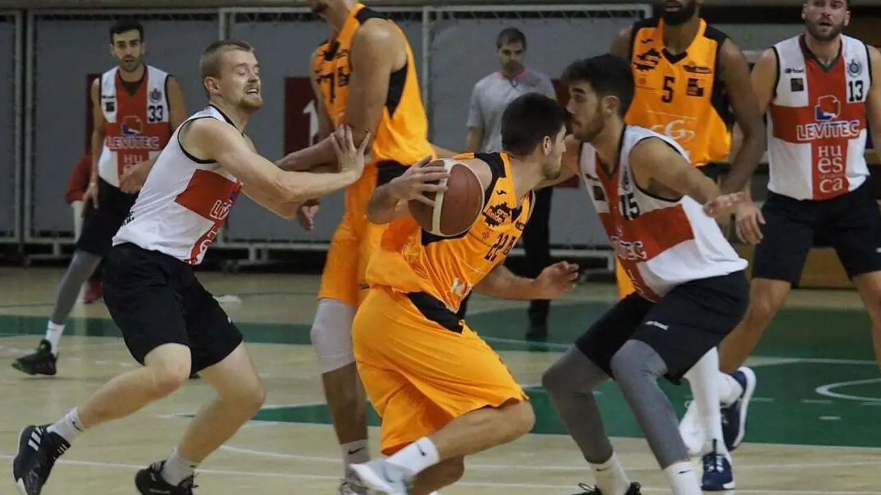 Jacob Round, a la izquierda de la imagen, en el amistoso del Levitec Huesca - For&ccedil;a Lleida. Foto: C.Pascual