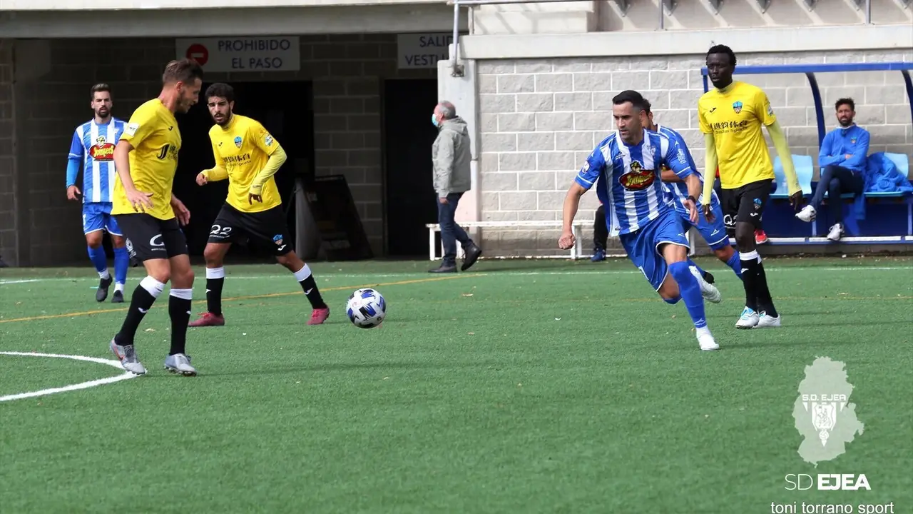 Linares durante el partido contra el Lleida. | Foto: SD Ejea