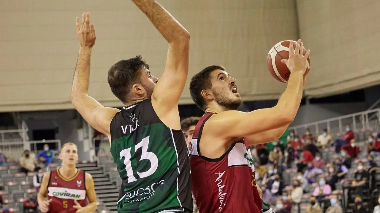 Ram&oacute;n Vil&agrave;, duro en defensa y productivo en ataque en el partido contra Granada. Foto: Covir&aacute;n Granada