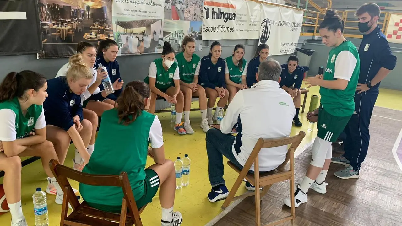 Un tiempo muerto del Stadium Casablanca de Jos&eacute; Descart&iacute;n. Foto: @STCBaloncesto
