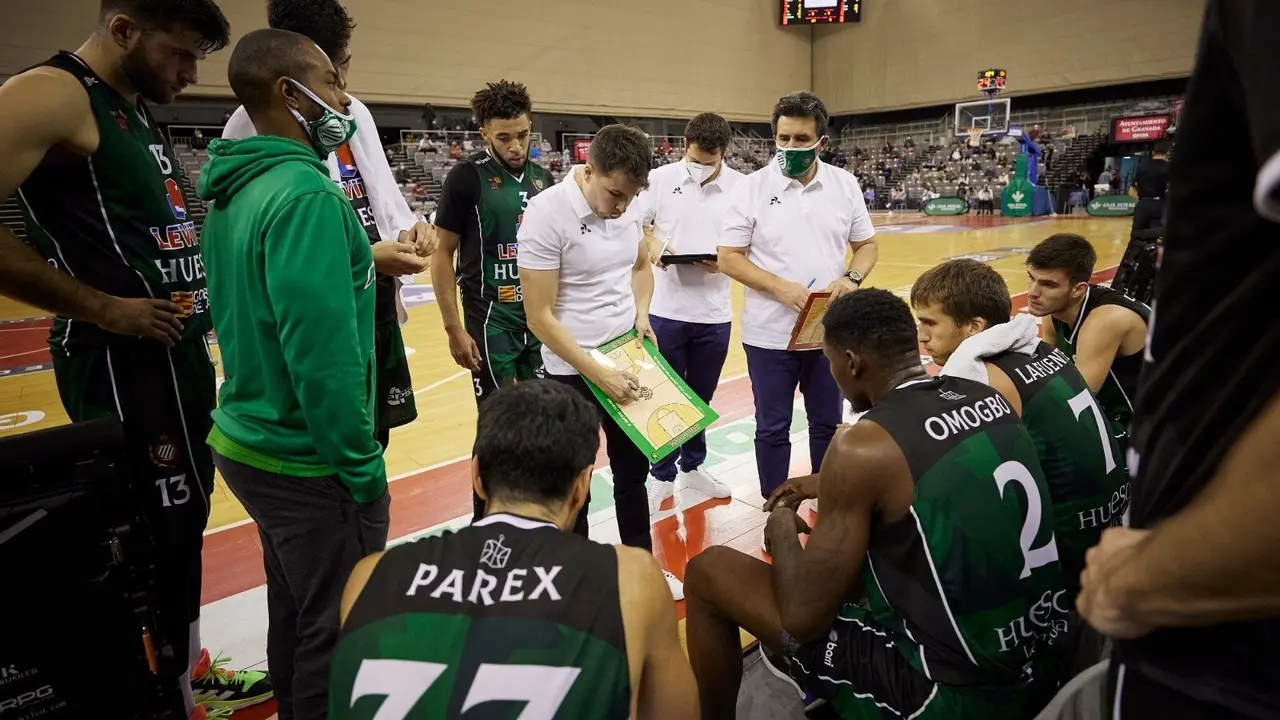 David G&oacute;mez da instrucciones a sus jugadores. Foto: Ferm&iacute;n Rodr&iacute;guez/Covir&aacute;n Granada