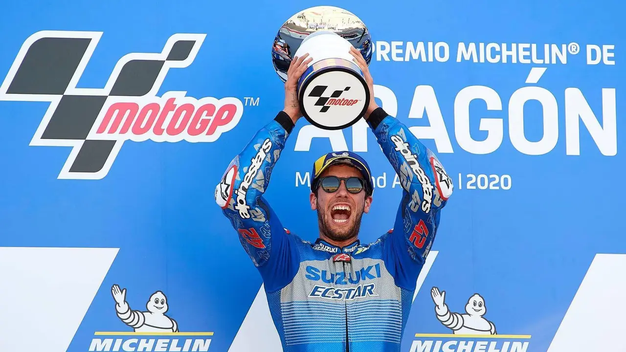 &Aacute;lex Rins celebra su victoria en lo m&aacute;s alto del podio. Foto: Motorland