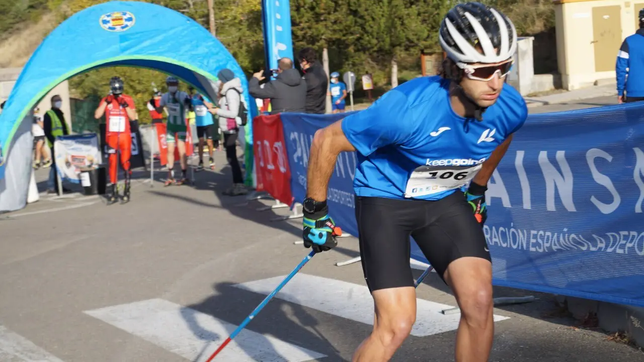 En la imagen uno de los participantes del Campeonato de Espa&ntilde;a de rollersski celebrado en Jaca. Foto: Rfedi