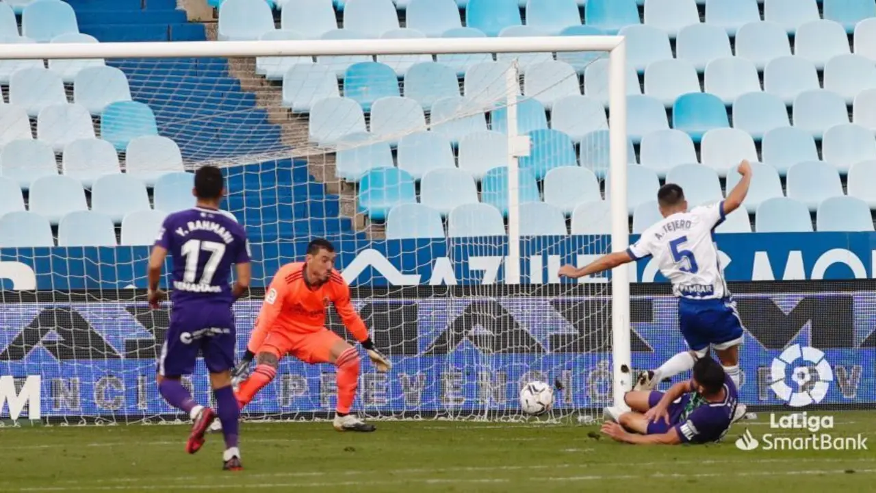 Tejero intenta defender ante el M&aacute;laga. Foto: LFP