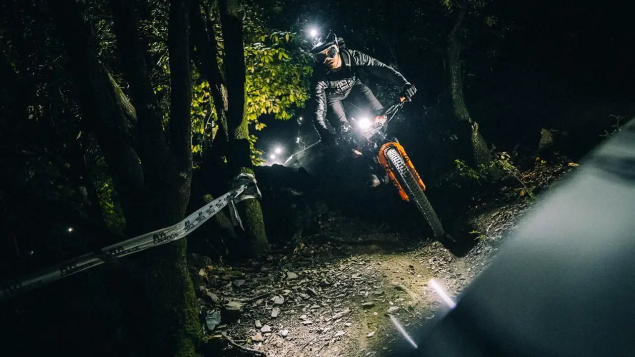 Gabi Torralba gestiona una curva en el descenso de un segmento de la Epic Trail. Foto: Cedida