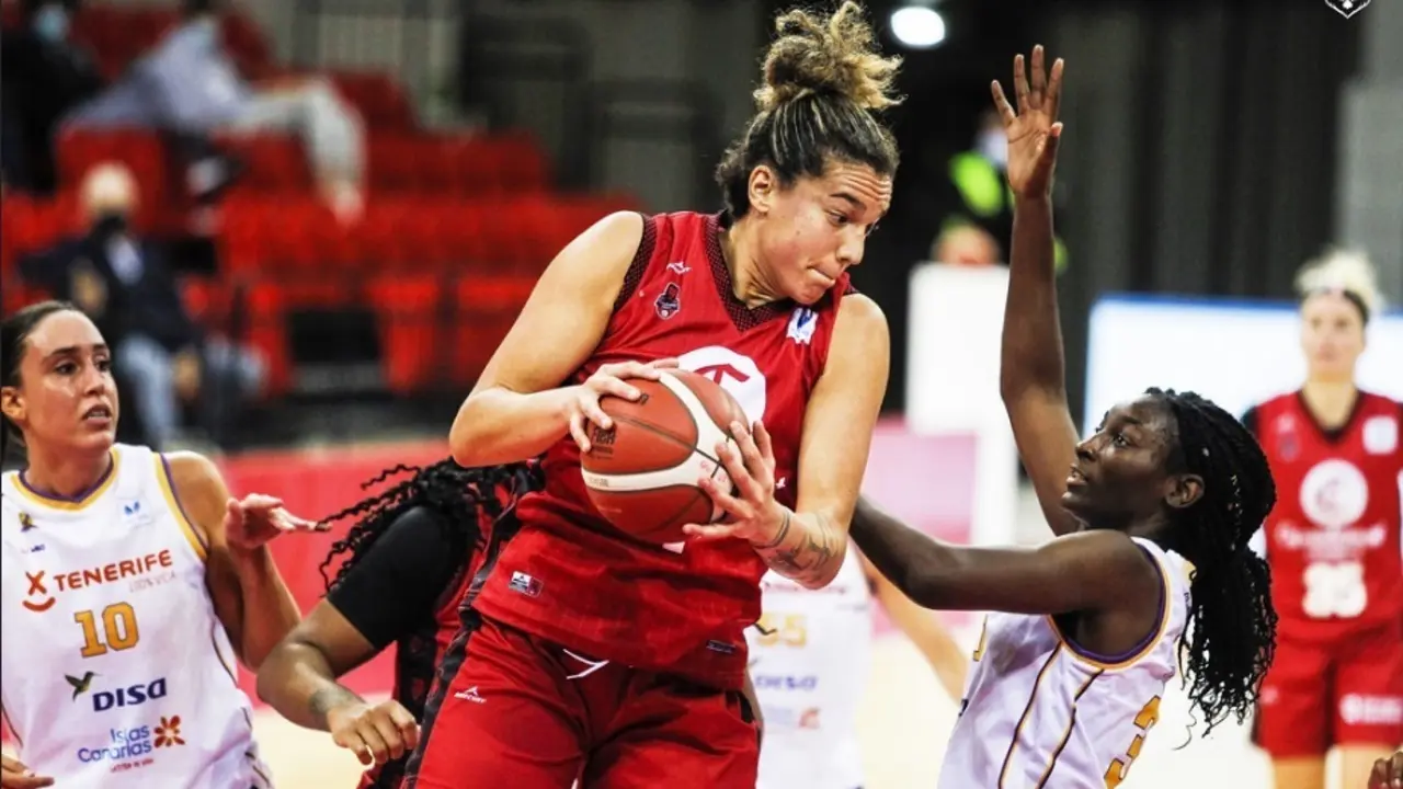 Laura Nicholls, en el encuentro ante Tenerife. Foto: Esther Casas/Casademont Zaragoza