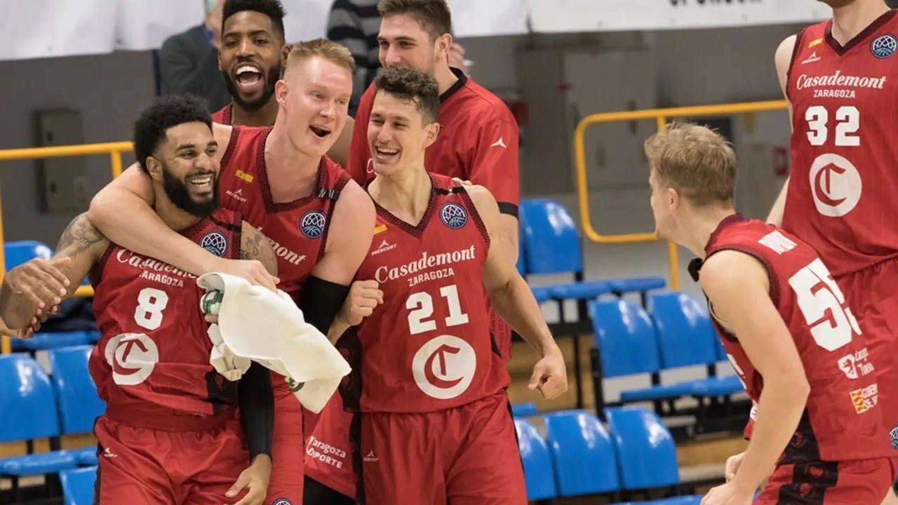 DJ Seeley y sus compa&ntilde;eros celebrando el triple ganador.| FUENTE: Basketball Champions League 