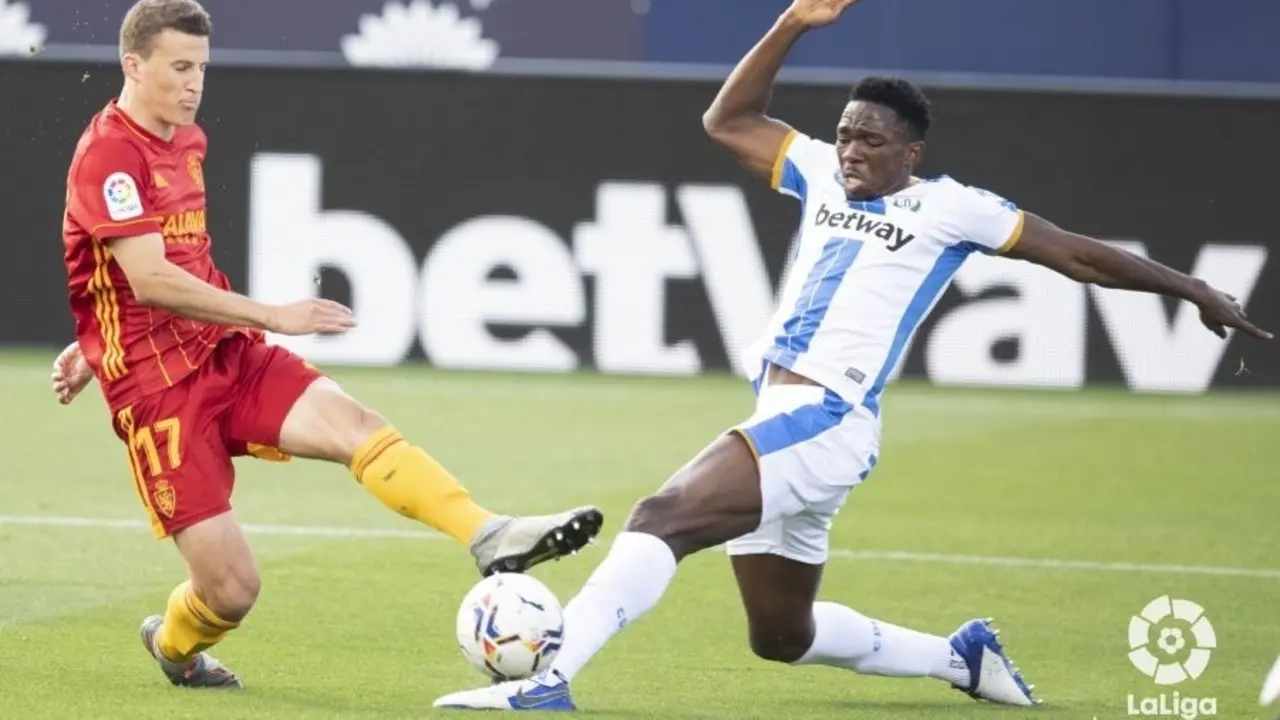 Carlos Nieto en una jugada en el partido ante el CD Legan&eacute;s. Foto: LaLiga SmartBank