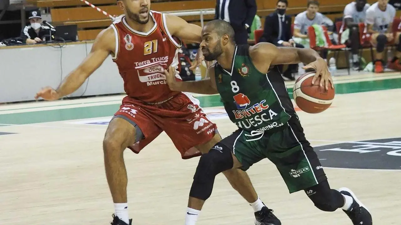 Cubill&aacute;n sube el bal&oacute;n ante la presi&oacute;n de Whelan en el Levitec Huesca - Real Murcia Baloncesto. Foto: C.Pascual