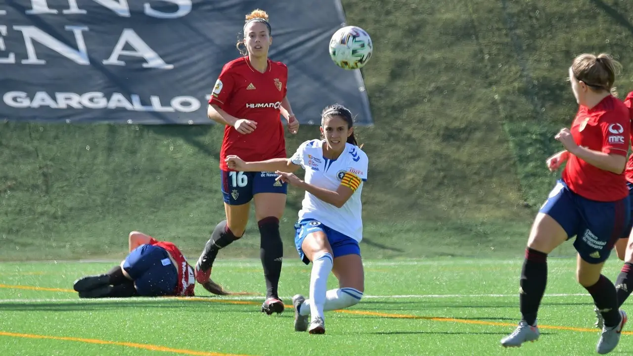 Laura Mart&iacute;nez luci&oacute; por primera vez el brazalete de capitana del Zaragoza CFF ante Osasuna. Foto: Valent&iacute;n Gutierrez
