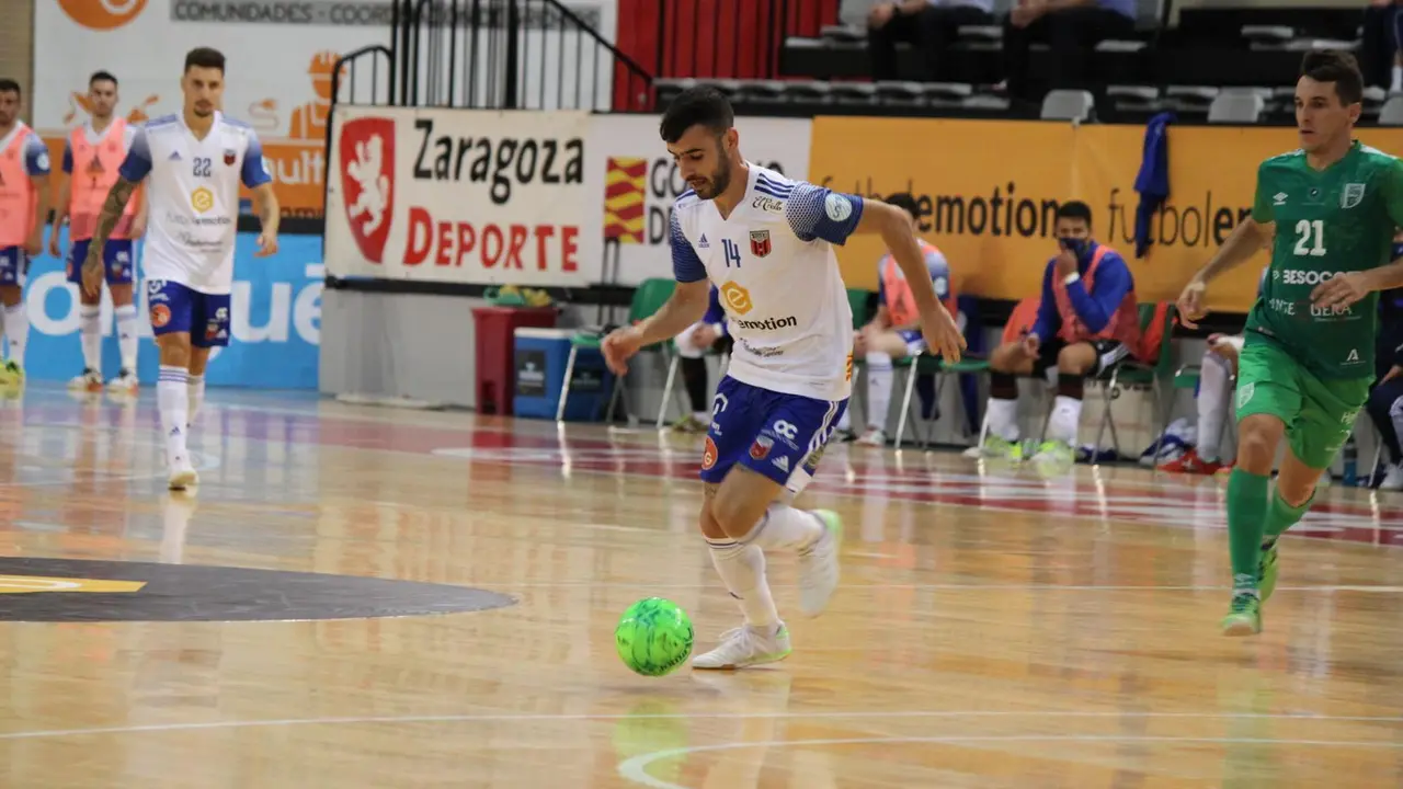 Eloy Rojas conduce el bal&oacute;n. Foto: Pedro Luis Serrano