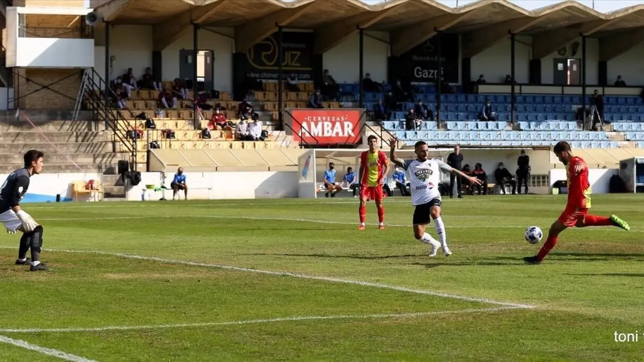 El Ejea perdi&oacute; ante el Tudelano en la primera jornada. Foto:  @AupaEjea / Toni Torrano