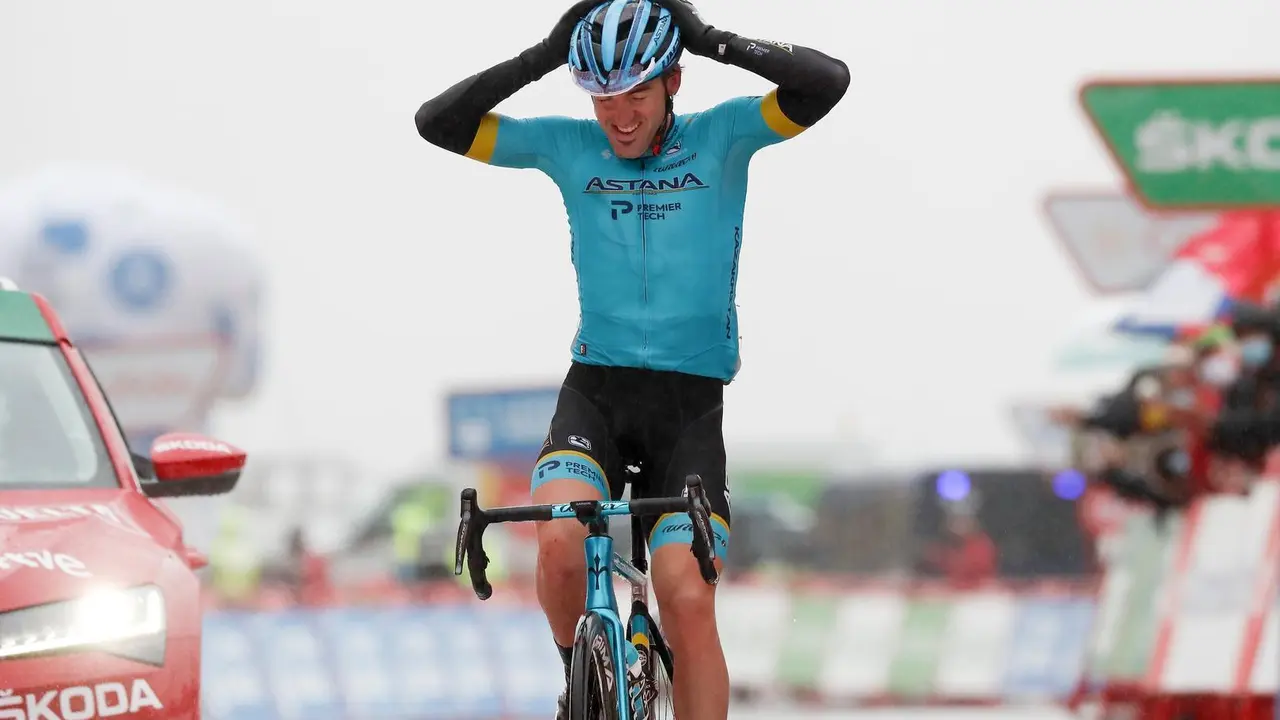 Ion Izagirre en su llegada a la meta de Sarrios. | Foto: La Vuelta