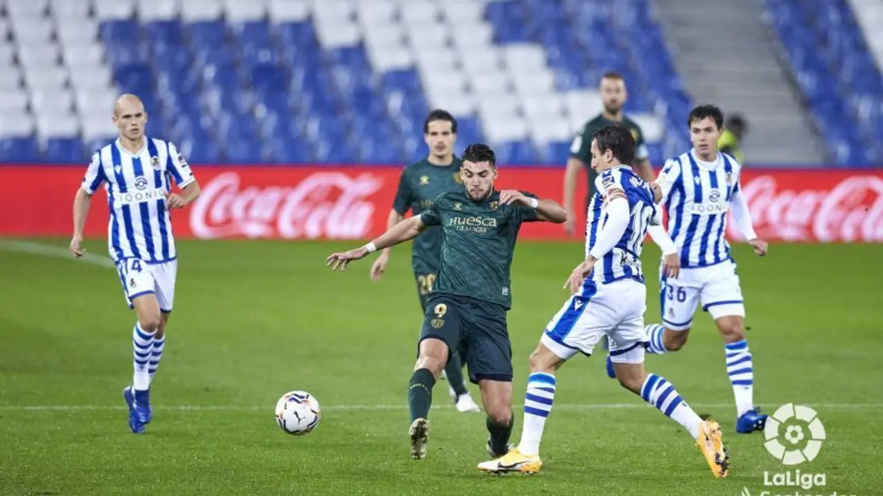 Rafa Mir pugna un bal&oacute;n frente a la Real Sociedad I Foto: LaLiga