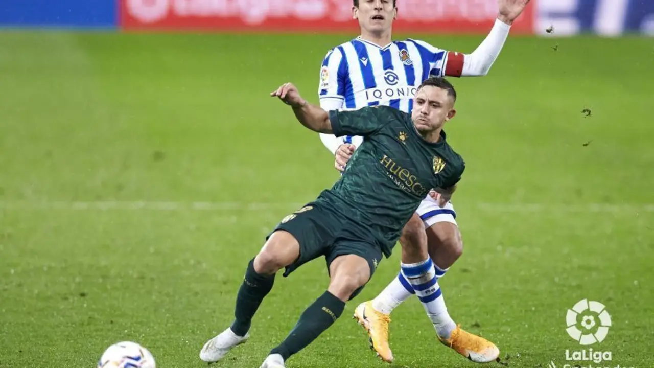 Pablo Maffeo estuvo directamente involucrado en dos de los cuatro goles que la Real Sociedad meti&oacute; al Huesca. | Foto: LaLiga