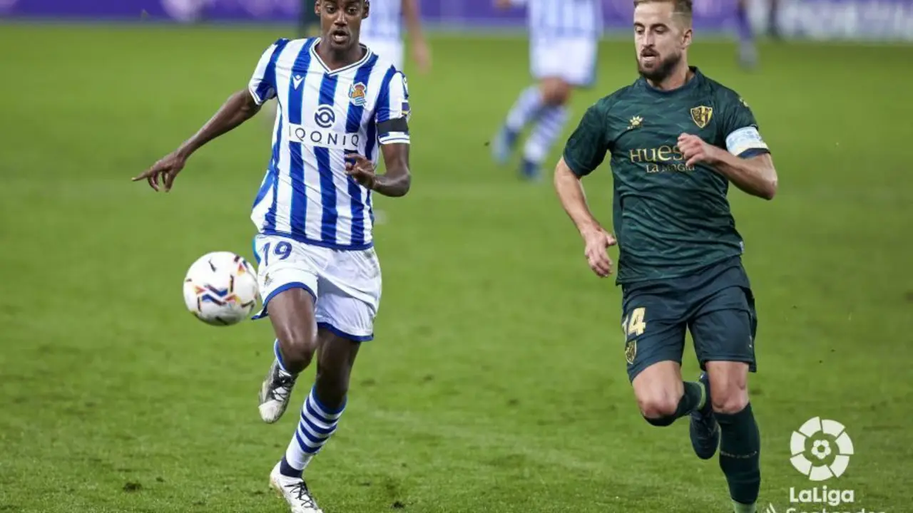 Alexander Isak y Jorge Pulido disputando un bal&oacute;n | Foto: LaLiga