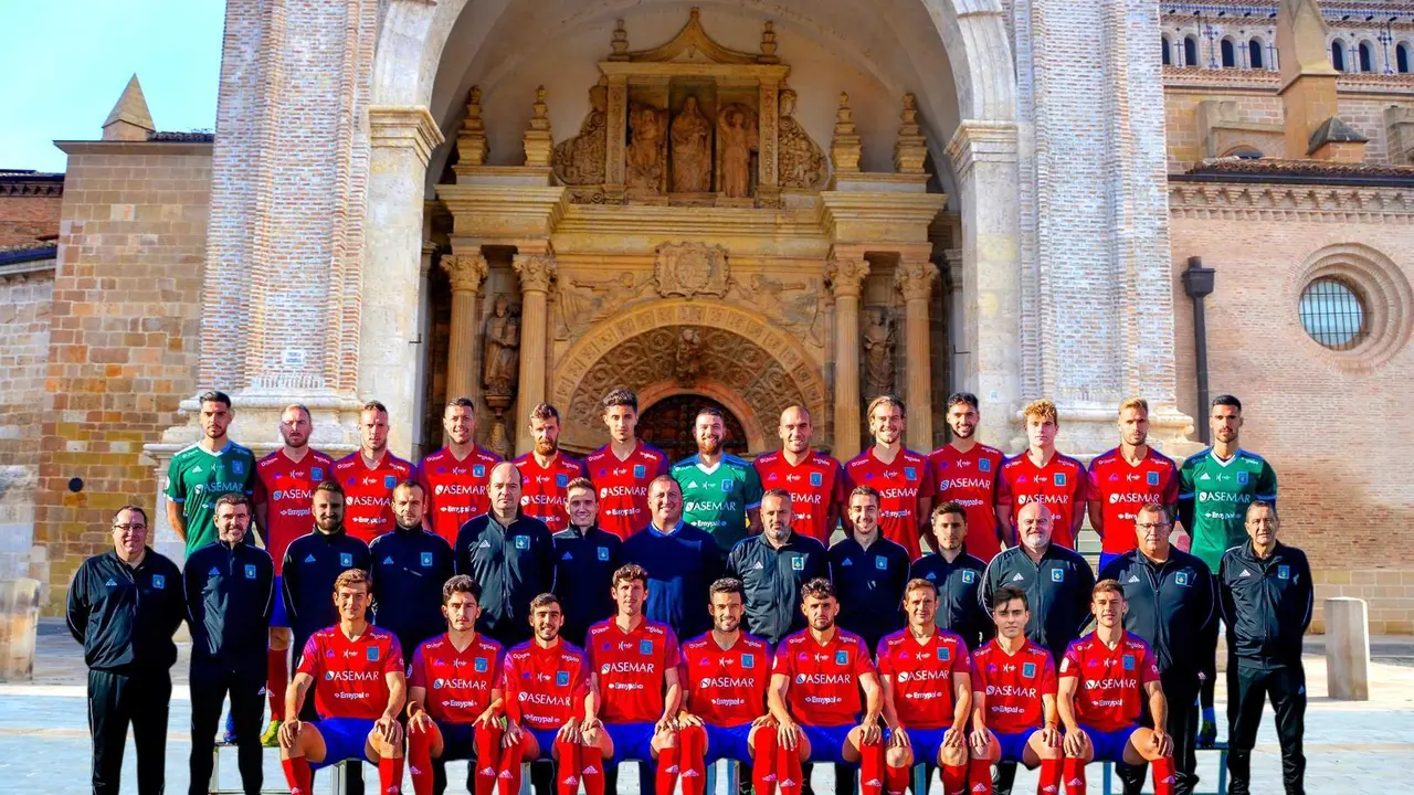 La plantilla luciendo el nuevo sponsor. | Foto: SD Tarazona