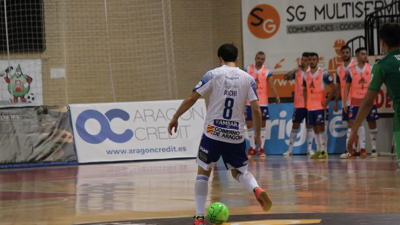 Richi lanzando un penal. | Foto: Aitana S&aacute;nchez