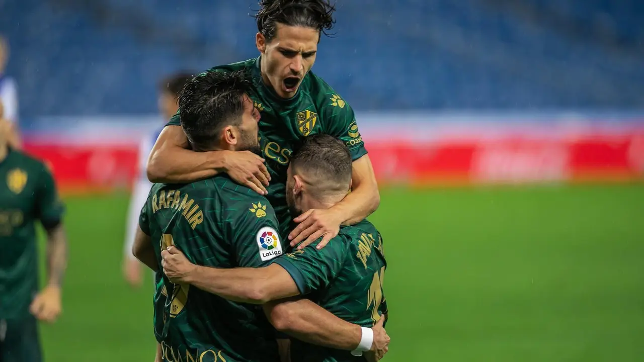 Seoane celebrando el gol ante la Real con Gal&aacute;n y Mir. | Foto: SD Huesca
