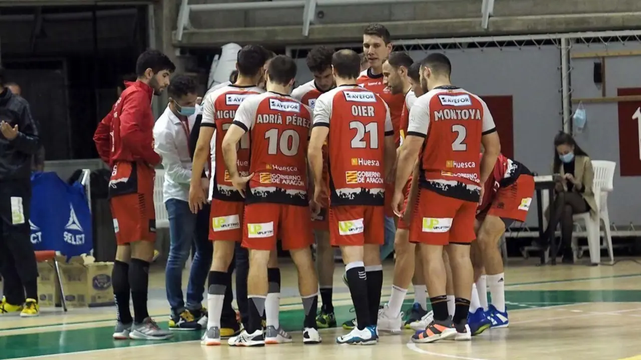 La plantilla del Bada Huesca en un tiempo muerto en el partido contra Benidorm, esp&iacute;ritu que deber&aacute; calcar para ganar a Puente Genil. Foto: C.Pascual