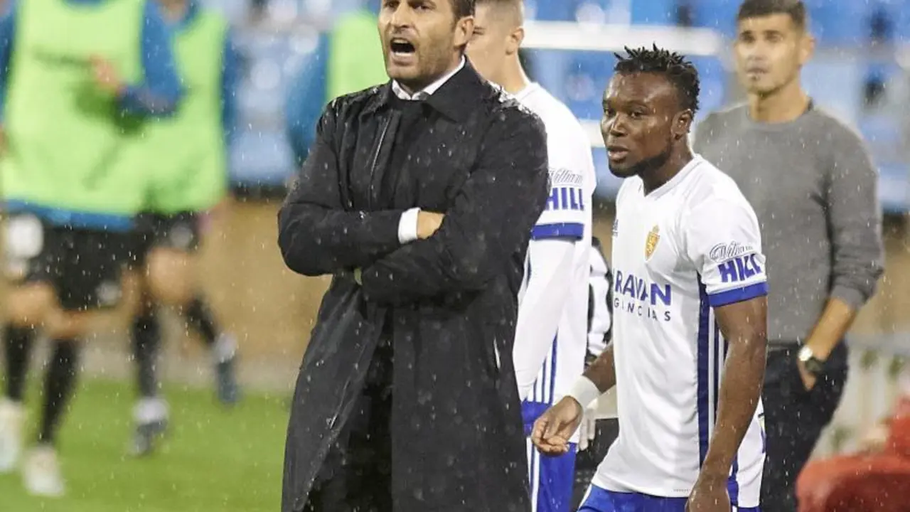 Rub&eacute;n Baraja da indicaciones a sus jugadores en el partido ante el CE Sabadell. Foto: Tino Gil / Real Zaragoza