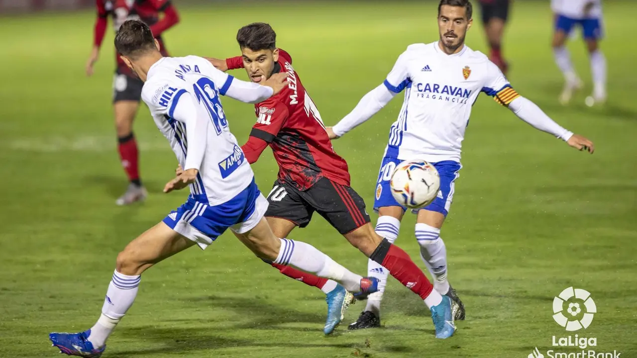Atienza intenta cortar el bal&oacute;n ante la mirada de Javi Ros. | Foto: LaLiga