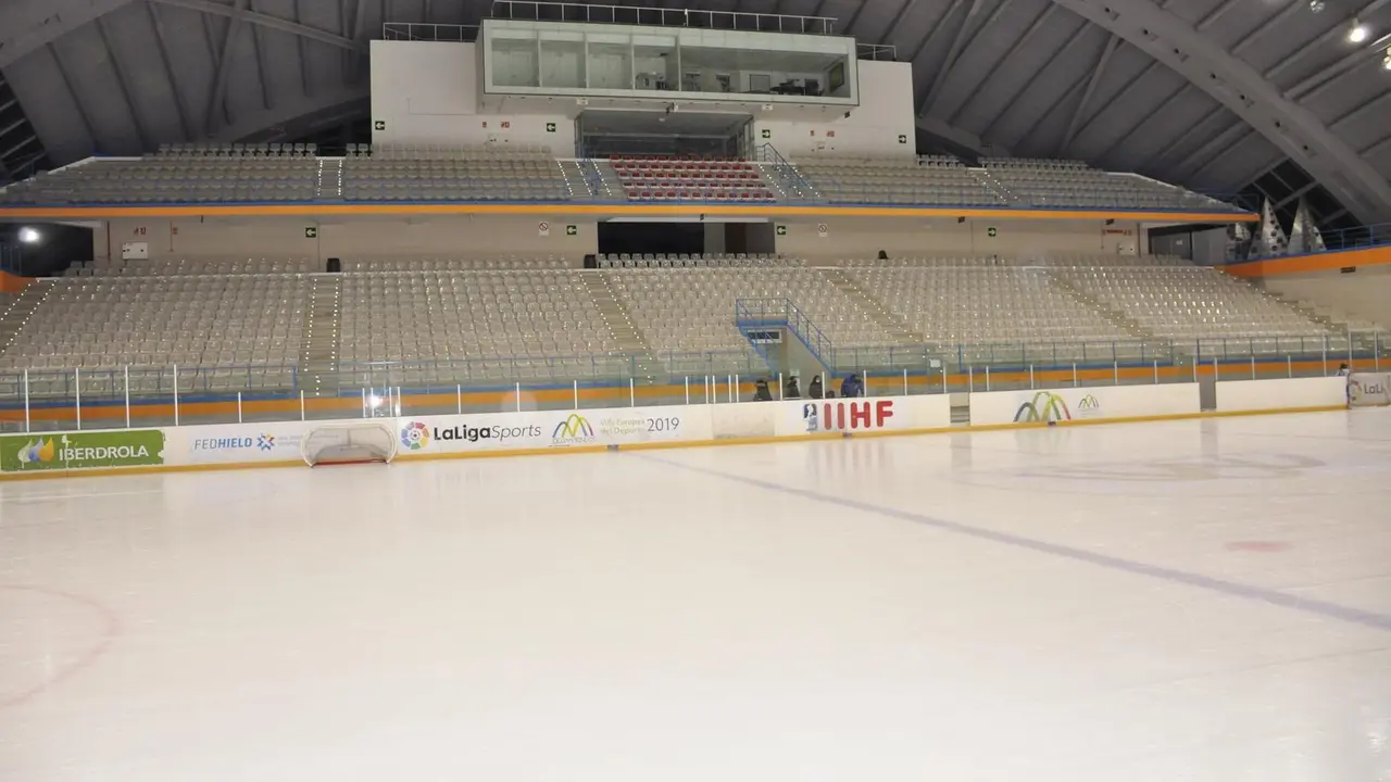 La pista de hielo vac&iacute;a, sin hockey. | Foto: CH Jaca