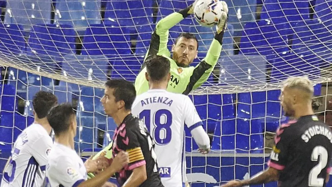 Cristian detiene un bal&oacute;n. Foto: Real Zaragoza